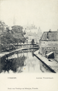 1864 Gezicht op de Oudegracht te Utrecht uit het zuidoosten met rechts de Werf aan de Twijnstraat.
